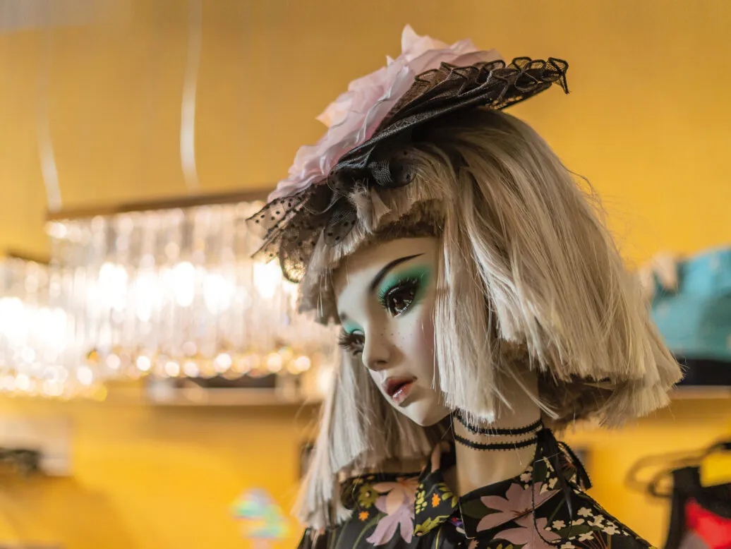 Modepuppe mit schönem Hut {{brizy_dc_image_alt imageSrc=